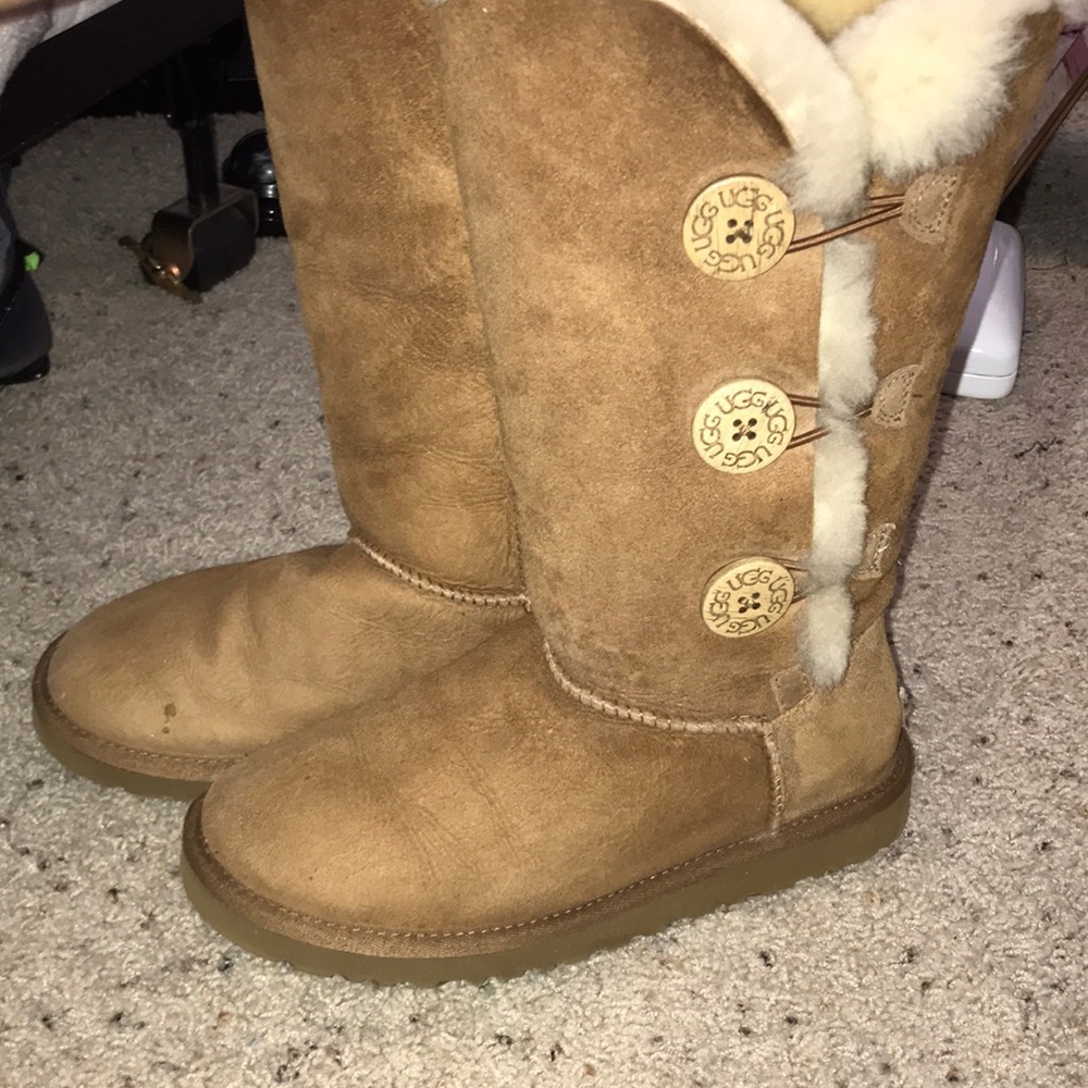 UGG Bailey button